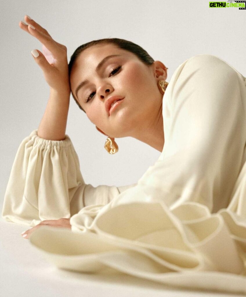 Selena Gomez Instagram - Sharing my story has not been easy. Thank you @jalexmorris for having such an open conversation with me about not just my story but yours too. It’s a reminder of exactly why I chose to share “My Mind & Me”. @Rollingstone Photographer @amanda_charchian Styling @kateyoung for @thewallgroup Creative Director @Joe_Hutchinson Director of Photography & Deputy Creative Director @Emma.V.Reeves Fashion Direction @Thealexbadia Deputy Photography Director @Sachalecca Senior Visuals Editor @photoeditorjoe Head of Video @kimberlyaleah Video Producer @ilanawoldenberg DP @maxmagerkurthdp Director of Social Media @waiss_aramesh Production @rhiannarule Set Designer Colin Donahue for Owl & The Elephant Hair Stylist @marissa.marino for @aframe_agency Make-up Artist @makeupbymelissam Lighting Tech @keithhedgecock Lighting Assistant @ryanmichaelhackett Digital Tech @milandileo Production Assistants @jackclarke02 & @urikas.bedroom Set Design Assistants Bawb Mason, Wyatt Heidenfelder, @kellys_phone Stylist Assistants @seandn & @sydengelhart Shot at @smashboxstudios