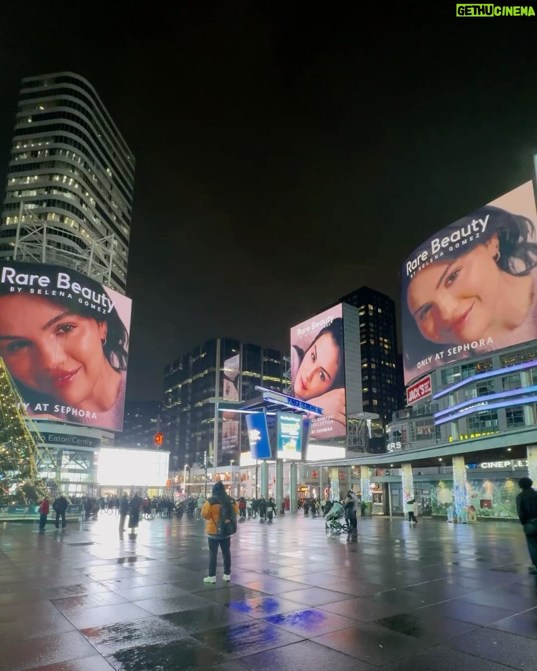 Selena Gomez Instagram - Hiiii Toronto 🫶 @sephoracanada Dundas Square
