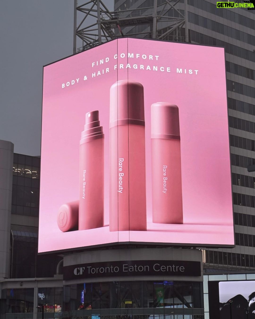 Selena Gomez Instagram - Hiiii Toronto 🫶 @sephoracanada Dundas Square
