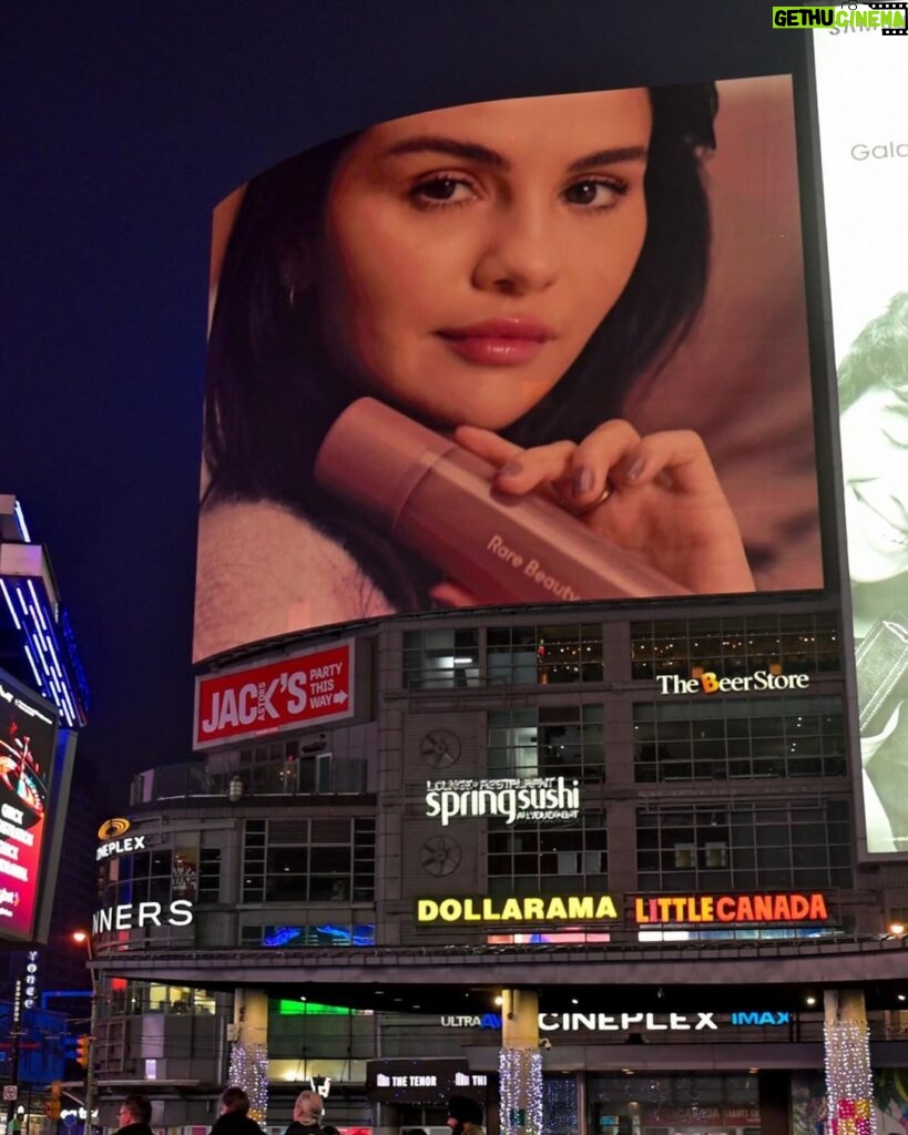Selena Gomez Instagram - Hiiii Toronto 🫶 @sephoracanada Dundas Square
