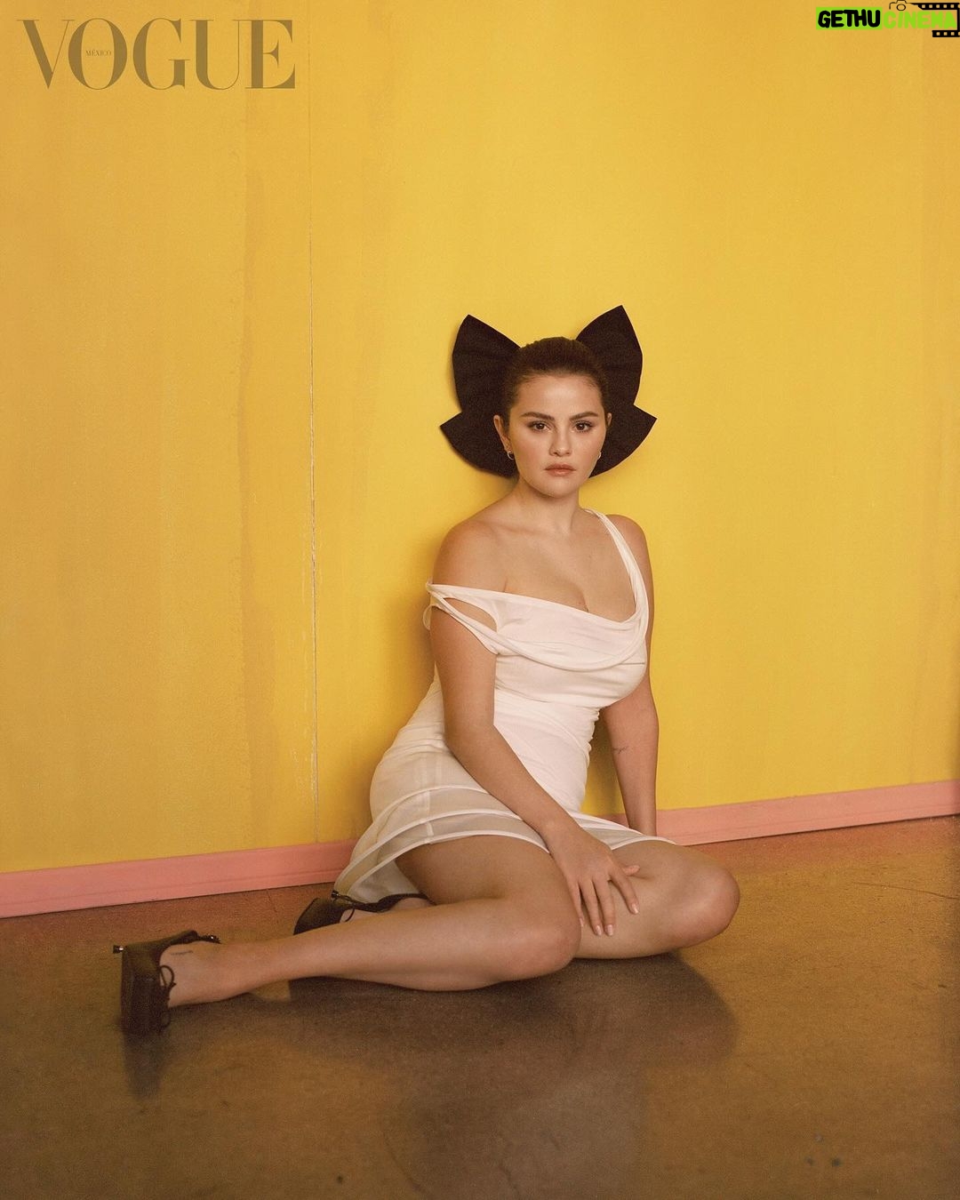 Selena Gomez Instagram - Thank you so much to @voguejapan and @voguemexico !! Honored to work with your team and be featured on the cover for the 25th anniversary of @voguejapan - it’s a privilege to celebrate with you! ♥️♥️ @voguejapan Photography: @michaelbaileygates Styling: @clare_byrne Hair: @marissa.marino at @aframe_agency Makeup: @kateleemakeup at @thewallgroup using @rarebeauty Manicure: @tombachik at @aframe_agency Production: @lolly_would Set Design: @bigtimebowen Tailor: @hasmik_scdinc Global Talent Casting Director: @sergiokletnoy Global Visual Director: @jillcaytan Visual Director: @yukinosaurus Associate Visual Editor: @fabbiolaromain Senior Visual Editor: @ian_crane Styling Assistants: #CharlieBurke #SayeWuo Special thanks to @karlamartineztv and @valecollado Art Direction: #tomoyukiyonezu Head of Editorial Content: @tiffanygodoypresents Fashion Director: @emitothek Fashion Features Editor: @yuisugiyama Associate Fashion Editor: @masayougawa @voguemexico Fotógrafo: @michaelbaileygates Realización: @clare_byrne Entrevista: @acampoverdi Peinado: @marissa.marino Maquillaje: @kateleemakeup Manicura: @tombachik Diseño de set: @bigtimebowen Producción: Helena Martel Seward Director de entretenimiento: @sergiokletnoy Head of Editorial Content: @karlamartinezdesalas