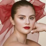 Selena Gomez Instagram - Thank you so much to @voguejapan and @voguemexico !! Honored to work with your team and be featured on the cover for the 25th anniversary of @voguejapan - it’s a privilege to celebrate with you! ♥️♥️ @voguejapan Photography: @michaelbaileygates Styling: @clare_byrne Hair: @marissa.marino at @aframe_agency Makeup: @kateleemakeup at @thewallgroup using @rarebeauty Manicure: @tombachik at @aframe_agency Production: @lolly_would Set Design: @bigtimebowen Tailor: @hasmik_scdinc Global Talent Casting Director: @sergiokletnoy Global Visual Director: @jillcaytan Visual Director: @yukinosaurus Associate Visual Editor: @fabbiolaromain Senior Visual Editor: @ian_crane Styling Assistants: #CharlieBurke #SayeWuo Special thanks to @karlamartineztv and @valecollado Art Direction: #tomoyukiyonezu Head of Editorial Content: @tiffanygodoypresents Fashion Director: @emitothek Fashion Features Editor: @yuisugiyama Associate Fashion Editor: @masayougawa @voguemexico Fotógrafo: @michaelbaileygates Realización: @clare_byrne Entrevista: @acampoverdi Peinado: @marissa.marino Maquillaje: @kateleemakeup Manicura: @tombachik Diseño de set: @bigtimebowen Producción: Helena Martel Seward Director de entretenimiento: @sergiokletnoy Head of Editorial Content: @karlamartinezdesalas