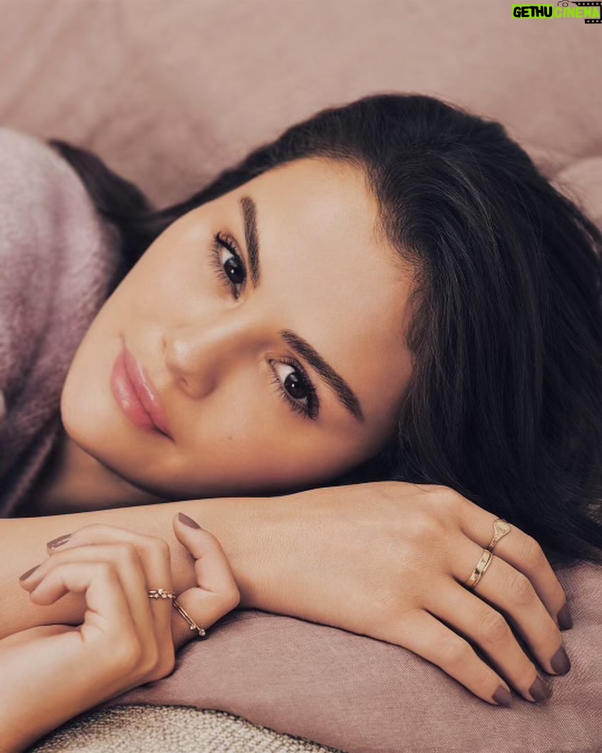 Selena Gomez Instagram - I’ve always believed self-comfort is feeling good in your own skin. No pressure for perfect self-care regimens that often feel like an endless cycle of self-improvement; it’s the tiny moments of comfort that go a long way—and look different for each of us. To me, being rare is about being comfortable with who you are. It’s about accepting yourself. Loving yourself. Being there for yourself so you can be there for the ones you love. This inspired me to create my new @rarebeauty Find Comfort Body Collection, body care that helps you feel good in your skin (and smells amazing too). I hope you find comfort in this collection – whatever that looks like for you, because you deserve it. ❤️