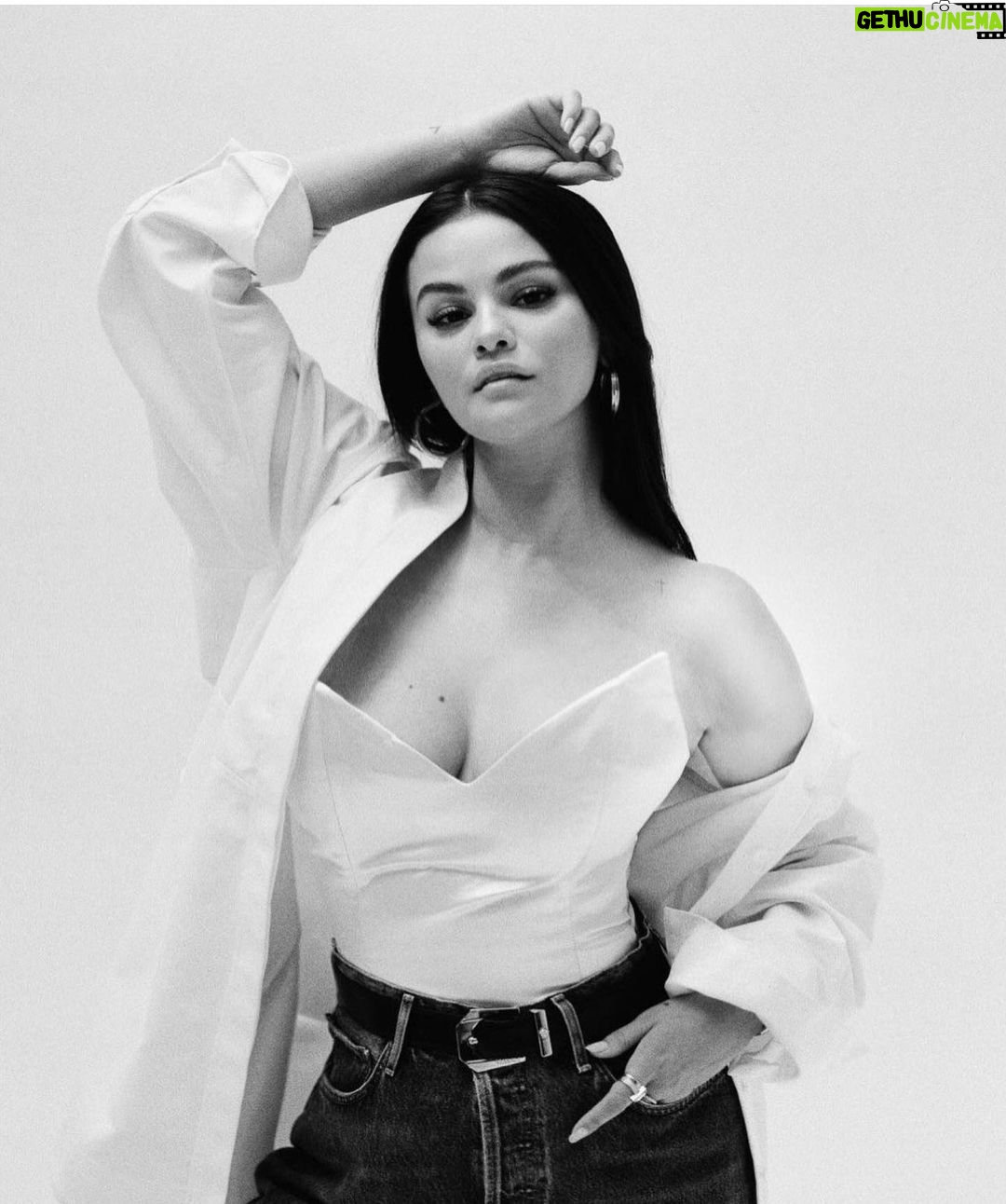 Selena Gomez Instagram - Thank you @wwd for honoring @rarebeauty and celebrating the real moments in beauty and wellness 🤍