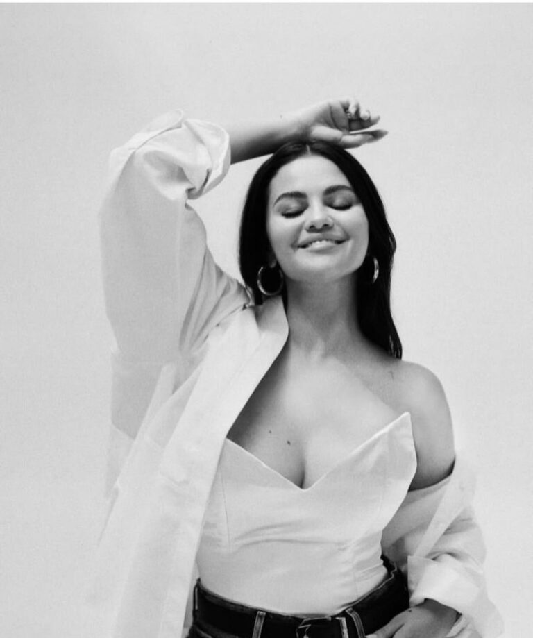 Selena Gomez Instagram - Thank you @wwd for honoring @rarebeauty and celebrating the real moments in beauty and wellness 🤍