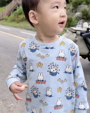 Seo Hwa-yi Instagram - ⠀⠀⠀⠀⠀⠀⠀⠀⠀⠀⠀⠀⠀⠀⠀⠀⠀ 
👶🏻안녕하세요 하기스 신입사원 골드맘 화이입니다! 
하기스패밀리 도자 미니어처 굿즈💛를 선물 받았는데요🎁
너무너무 귀여워서 심장 아프잖아요💛
하기스 굿즈맛집인거 아시죠??
작고 귀여워서 우리 골드👶🏻손에 쏘옥!
하기스 방송때두 가지고 갔다구요👍🏻

앞으로 하기스 신입사원 골드맘 ! 
대리 , 과장이 되는 그날까지 ❗️
열심히 달려볼게요 슝슝 ☁️☁️

#기저귀는하기스 👍🏻

‘해당 콘텐츠는 하기스로부터 제품을 제공받아 주관적으로 작성된 콘텐츠입니다‘

#협찬 #하기스 #하기스굿즈 ⠀⠀⠀⠀⠀⠀⠀⠀⠀⠀⠀⠀⠀⠀⠀⠀⠀ ⠀⠀⠀⠀⠀⠀⠀⠀⠀⠀⠀⠀⠀⠀⠀⠀⠀