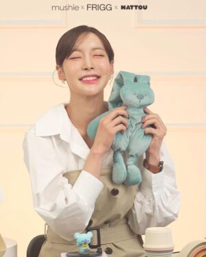 Seo Hwa-yi Instagram - ⠀⠀⠀⠀⠀⠀⠀⠀⠀⠀⠀⠀⠀⠀⠀⠀⠀
✅무쉬&나뚜&프리그 🐰런칭방송!
많은 분들이 그동안 직구했던 감성육아템!
이제 육아 전문가 유한킴벌리에서 공식 수입 판매하는
 런칭 방송에 함께했습니다!!🎉

골드👶🏻는 복덩이 인가봐요!
지금 딱! 이유식하는데 어쩜 💛

💛덴마크의 엄마 아빠가 우리 아이에게 쓰게 한다는 결심으로 만든 무쉬 
💛이름부터 자연을 뜻하는 비건 브랜드 나뚜
@nattou_kr 
💛덴마크 태생 브랜드 모성과 다산의 여신을 뜻하는 프리그 @mushie_frigg_kr  까지!

이제 육아용품은 하기스부터 요아이들까지 @yk_woopoopoo 

많은 육아맘들이라면 우리 아기에게는 조금 더 안전하고 
자연과 가까운 감성까지 하나라도 더 좋은거 해주고 싶잖아요!

저 믿고 꼭꼭 구경 가보세요🙏🏻
진짜 어렵게 가져와서 수량도 별로 없었어요!
저 애착인형🐰부터 스테킹컵까지 🌈인기 최고!

저는 담달에 또 찾아올게요💛
좋은 제품, 지금 딱 우리 골드가 👶🏻필요한 시기에 찾아온 브랜드!
이미 센스있는 엄마들은 아시겠지만,
더 더 많은 엄마들이 알 수 있게
정성 들여 애정해볼게요!