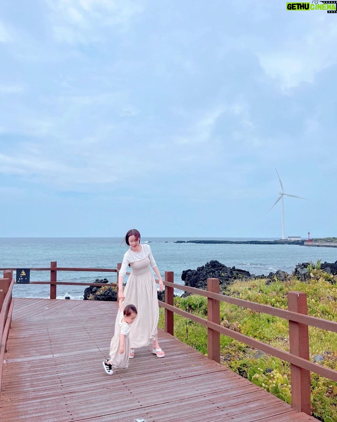 Seo Hwa-yi Instagram - ⠀⠀⠀⠀⠀⠀⠀⠀⠀⠀⠀⠀⠀⠀⠀⠀⠀ 울 애기와 첫 제주✈️ 커플사진 위주💛 골드 포즈 뭐에요 심쿵 👶🏻 아기를 키우면서 느끼는건 저도 아기에게 배울때가 참 많아요! 둘이 떠나는 첫 여행인데 성공적! 사랑해줘도 부족한 엄마맘 ! 💦 저도 진짜 이제 엄마인가 봐요! 눈에 넣어도 안아플 내새낑 이라는 말 진짜 공감이 가요 이제 🥺 요즘 너무 바빠서 하루종일 봐도 부족한 내애기💛 실컷 붙어 있었어요! 🙏🏻도와준 동생네식구 엄마 넘 고마워요👍🏻 덕분에 제주 성공적! 곧 제주 정보 올릴게요:) 서울오자마자 방송준비 🙏🏻 몸살을 얻었지만 햄볶았다!! 👶🏻 ⠀⠀⠀⠀⠀⠀⠀⠀⠀⠀⠀⠀⠀⠀⠀⠀⠀ ⠀⠀⠀⠀⠀⠀⠀⠀⠀⠀⠀⠀⠀⠀⠀⠀⠀ ⠀⠀⠀⠀⠀⠀⠀⠀⠀⠀⠀⠀⠀⠀⠀⠀⠀ 제주도 성산일출봉