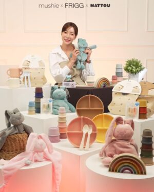 Seo Hwa-yi Instagram - ⠀⠀⠀⠀⠀⠀⠀⠀⠀⠀⠀⠀⠀⠀⠀⠀⠀
✅무쉬&나뚜&프리그 🐰런칭방송!
많은 분들이 그동안 직구했던 감성육아템!
이제 육아 전문가 유한킴벌리에서 공식 수입 판매하는
 런칭 방송에 함께했습니다!!🎉

골드👶🏻는 복덩이 인가봐요!
지금 딱! 이유식하는데 어쩜 💛

💛덴마크의 엄마 아빠가 우리 아이에게 쓰게 한다는 결심으로 만든 무쉬 
💛이름부터 자연을 뜻하는 비건 브랜드 나뚜
@nattou_kr 
💛덴마크 태생 브랜드 모성과 다산의 여신을 뜻하는 프리그 @mushie_frigg_kr  까지!

이제 육아용품은 하기스부터 요아이들까지 @yk_woopoopoo 

많은 육아맘들이라면 우리 아기에게는 조금 더 안전하고 
자연과 가까운 감성까지 하나라도 더 좋은거 해주고 싶잖아요!

저 믿고 꼭꼭 구경 가보세요🙏🏻
진짜 어렵게 가져와서 수량도 별로 없었어요!
저 애착인형🐰부터 스테킹컵까지 🌈인기 최고!

저는 담달에 또 찾아올게요💛
좋은 제품, 지금 딱 우리 골드가 👶🏻필요한 시기에 찾아온 브랜드!
이미 센스있는 엄마들은 아시겠지만,
더 더 많은 엄마들이 알 수 있게
정성 들여 애정해볼게요!