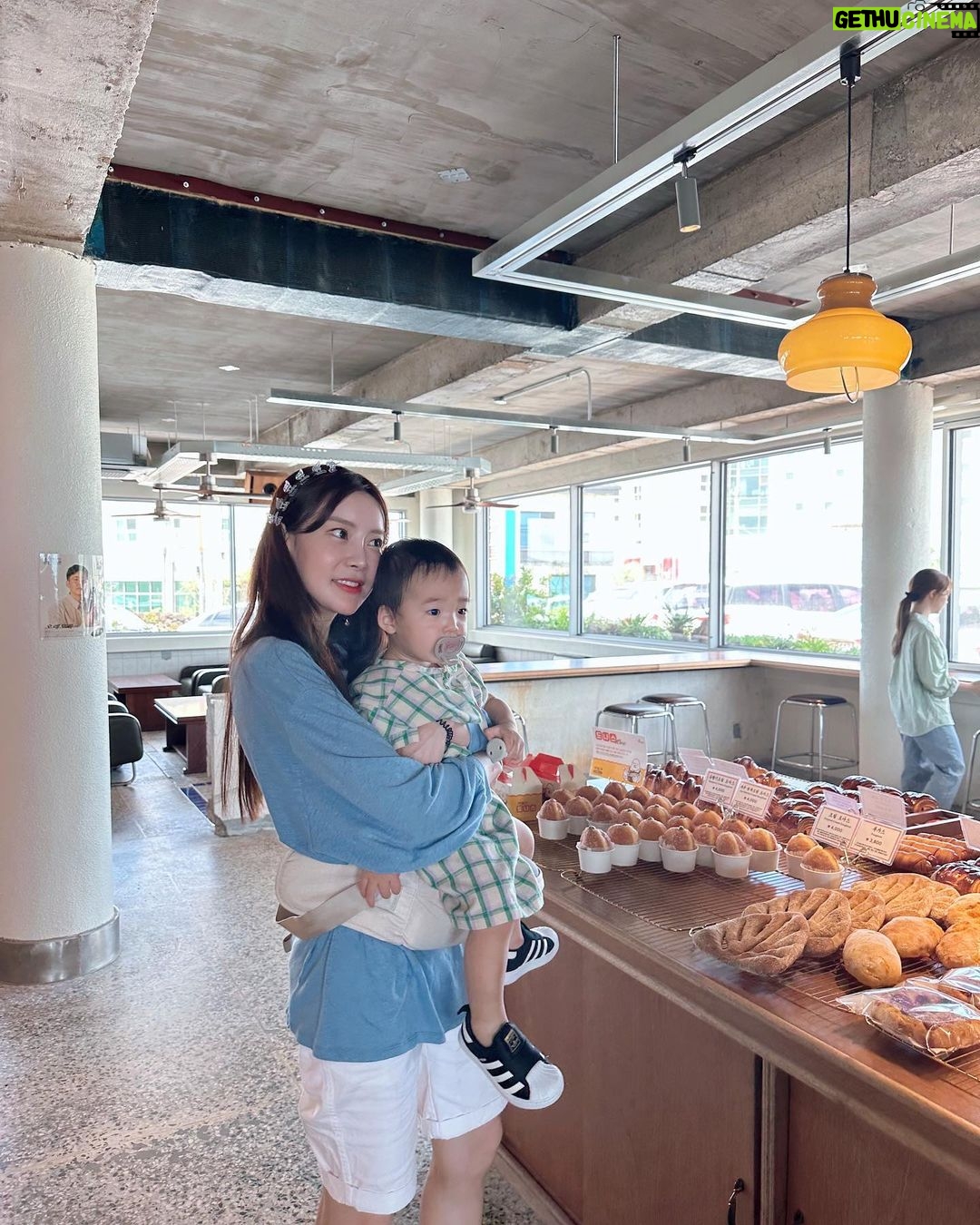 Seo Hwa-yi Instagram - ⠀⠀⠀⠀⠀⠀⠀⠀⠀⠀⠀⠀⠀⠀⠀⠀⠀ 울 애기와 첫 제주✈️ 커플사진 위주💛 골드 포즈 뭐에요 심쿵 👶🏻 아기를 키우면서 느끼는건 저도 아기에게 배울때가 참 많아요! 둘이 떠나는 첫 여행인데 성공적! 사랑해줘도 부족한 엄마맘 ! 💦 저도 진짜 이제 엄마인가 봐요! 눈에 넣어도 안아플 내새낑 이라는 말 진짜 공감이 가요 이제 🥺 요즘 너무 바빠서 하루종일 봐도 부족한 내애기💛 실컷 붙어 있었어요! 🙏🏻도와준 동생네식구 엄마 넘 고마워요👍🏻 덕분에 제주 성공적! 곧 제주 정보 올릴게요:) 서울오자마자 방송준비 🙏🏻 몸살을 얻었지만 햄볶았다!! 👶🏻 ⠀⠀⠀⠀⠀⠀⠀⠀⠀⠀⠀⠀⠀⠀⠀⠀⠀ ⠀⠀⠀⠀⠀⠀⠀⠀⠀⠀⠀⠀⠀⠀⠀⠀⠀ ⠀⠀⠀⠀⠀⠀⠀⠀⠀⠀⠀⠀⠀⠀⠀⠀⠀ 제주도 성산일출봉