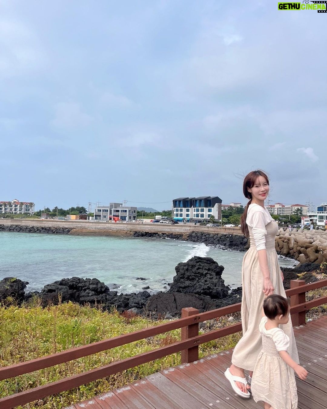 Seo Hwa-yi Instagram - ⠀⠀⠀⠀⠀⠀⠀⠀⠀⠀⠀⠀⠀⠀⠀⠀⠀ 울 애기와 첫 제주✈️ 커플사진 위주💛 골드 포즈 뭐에요 심쿵 👶🏻 아기를 키우면서 느끼는건 저도 아기에게 배울때가 참 많아요! 둘이 떠나는 첫 여행인데 성공적! 사랑해줘도 부족한 엄마맘 ! 💦 저도 진짜 이제 엄마인가 봐요! 눈에 넣어도 안아플 내새낑 이라는 말 진짜 공감이 가요 이제 🥺 요즘 너무 바빠서 하루종일 봐도 부족한 내애기💛 실컷 붙어 있었어요! 🙏🏻도와준 동생네식구 엄마 넘 고마워요👍🏻 덕분에 제주 성공적! 곧 제주 정보 올릴게요:) 서울오자마자 방송준비 🙏🏻 몸살을 얻었지만 햄볶았다!! 👶🏻 ⠀⠀⠀⠀⠀⠀⠀⠀⠀⠀⠀⠀⠀⠀⠀⠀⠀ ⠀⠀⠀⠀⠀⠀⠀⠀⠀⠀⠀⠀⠀⠀⠀⠀⠀ ⠀⠀⠀⠀⠀⠀⠀⠀⠀⠀⠀⠀⠀⠀⠀⠀⠀ 제주도 성산일출봉