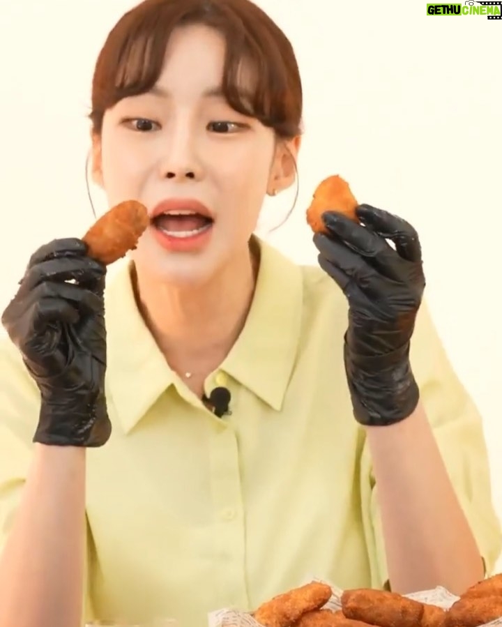 Seo Hwa-yi Instagram - ⠀⠀⠀⠀⠀⠀⠀⠀⠀⠀⠀⠀⠀⠀ (이런건 밤에 ⭐️ 올리는거 맞죠??) 🍚CJ제일제당 햇반 , 비비고 벌써 4번째 방송을 앞두고 있어요! (마침 오늘 마지막 햇반을 남편이랑 다 먹어서 🍚똑 떨어져서 나도 쟁이는 방송) 방송이 거듭날수록 항상 신기록인 매출과, 먹방 ㅋㅋ(너무 둘다 잘먹어서 다들 놀래심) 햇반3공기 김치찌개 만두 한봉 치킨 한마리 기본💙 먹방할까봐요,,,,,💙 다음을 생각하게 되는 즐거운 방송 ! 🙏🏻 방송때마다 재미있는 의견 다 들어주시는 내짝궁 우진쓰~~ @speaker.wj 그리고 @showffle @showffle_jaeyoung 너무 감사합니다! 믿고 맡겨 주시는 @cjcheiljedang @cjhetbahn @bibigo.official 🍚 깊은 감사를 💛💛 드립니다! 둘다 연기 전공이라 척하면 척!! 케미도 좋고 맛있어서 방송이 아니라 맛집가는 기분 !!👍🏻 ✅월요일 오전 10시 더 맛있고 재밌는 컨셉으로 찾아옵니다! 기대해 주세요!🙏🏻 ⠀⠀⠀⠀⠀⠀⠀⠀⠀⠀⠀⠀⠀⠀ ⠀⠀⠀⠀⠀⠀⠀⠀⠀⠀⠀⠀⠀⠀ ⠀⠀⠀⠀⠀⠀⠀⠀⠀⠀⠀⠀⠀⠀ ⠀⠀⠀⠀⠀⠀⠀⠀⠀⠀⠀⠀⠀⠀