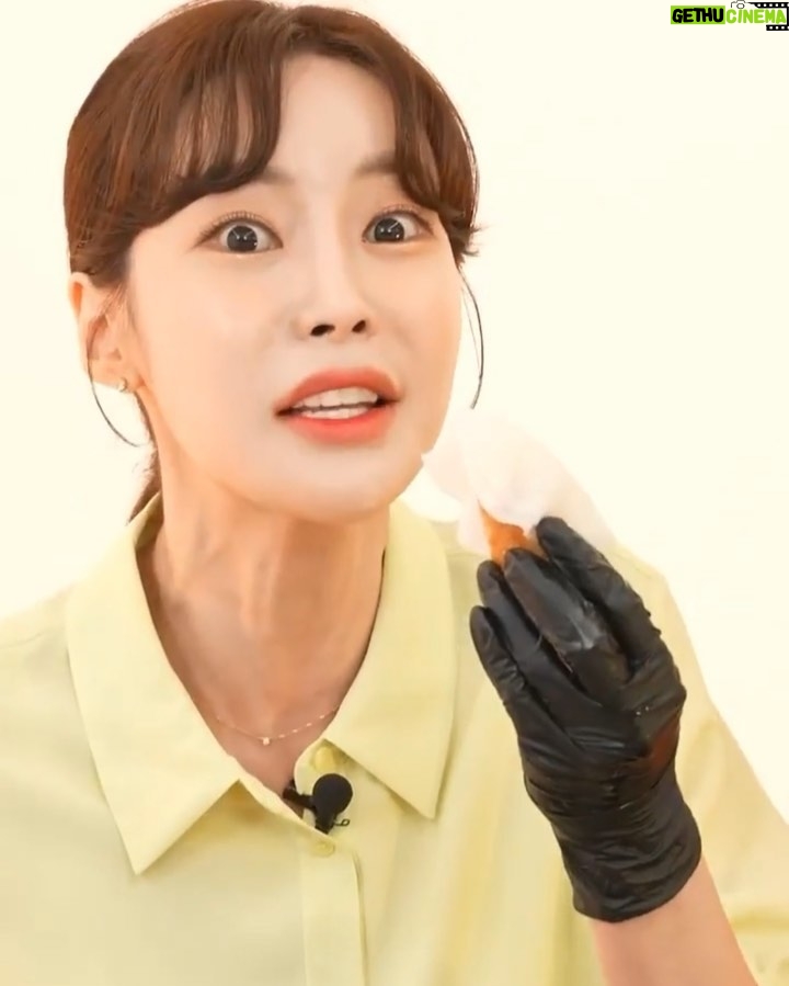 Seo Hwa-yi Instagram - ⠀⠀⠀⠀⠀⠀⠀⠀⠀⠀⠀⠀⠀⠀ (이런건 밤에 ⭐️ 올리는거 맞죠??) 🍚CJ제일제당 햇반 , 비비고 벌써 4번째 방송을 앞두고 있어요! (마침 오늘 마지막 햇반을 남편이랑 다 먹어서 🍚똑 떨어져서 나도 쟁이는 방송) 방송이 거듭날수록 항상 신기록인 매출과, 먹방 ㅋㅋ(너무 둘다 잘먹어서 다들 놀래심) 햇반3공기 김치찌개 만두 한봉 치킨 한마리 기본💙 먹방할까봐요,,,,,💙 다음을 생각하게 되는 즐거운 방송 ! 🙏🏻 방송때마다 재미있는 의견 다 들어주시는 내짝궁 우진쓰~~ @speaker.wj 그리고 @showffle @showffle_jaeyoung 너무 감사합니다! 믿고 맡겨 주시는 @cjcheiljedang @cjhetbahn @bibigo.official 🍚 깊은 감사를 💛💛 드립니다! 둘다 연기 전공이라 척하면 척!! 케미도 좋고 맛있어서 방송이 아니라 맛집가는 기분 !!👍🏻 ✅월요일 오전 10시 더 맛있고 재밌는 컨셉으로 찾아옵니다! 기대해 주세요!🙏🏻 ⠀⠀⠀⠀⠀⠀⠀⠀⠀⠀⠀⠀⠀⠀ ⠀⠀⠀⠀⠀⠀⠀⠀⠀⠀⠀⠀⠀⠀ ⠀⠀⠀⠀⠀⠀⠀⠀⠀⠀⠀⠀⠀⠀ ⠀⠀⠀⠀⠀⠀⠀⠀⠀⠀⠀⠀⠀⠀