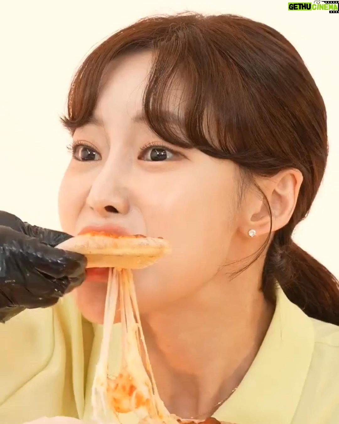 Seo Hwa-yi Instagram - ⠀⠀⠀⠀⠀⠀⠀⠀⠀⠀⠀⠀⠀⠀ (이런건 밤에 ⭐️ 올리는거 맞죠??) 🍚CJ제일제당 햇반 , 비비고 벌써 4번째 방송을 앞두고 있어요! (마침 오늘 마지막 햇반을 남편이랑 다 먹어서 🍚똑 떨어져서 나도 쟁이는 방송) 방송이 거듭날수록 항상 신기록인 매출과, 먹방 ㅋㅋ(너무 둘다 잘먹어서 다들 놀래심) 햇반3공기 김치찌개 만두 한봉 치킨 한마리 기본💙 먹방할까봐요,,,,,💙 다음을 생각하게 되는 즐거운 방송 ! 🙏🏻 방송때마다 재미있는 의견 다 들어주시는 내짝궁 우진쓰~~ @speaker.wj 그리고 @showffle @showffle_jaeyoung 너무 감사합니다! 믿고 맡겨 주시는 @cjcheiljedang @cjhetbahn @bibigo.official 🍚 깊은 감사를 💛💛 드립니다! 둘다 연기 전공이라 척하면 척!! 케미도 좋고 맛있어서 방송이 아니라 맛집가는 기분 !!👍🏻 ✅월요일 오전 10시 더 맛있고 재밌는 컨셉으로 찾아옵니다! 기대해 주세요!🙏🏻 ⠀⠀⠀⠀⠀⠀⠀⠀⠀⠀⠀⠀⠀⠀ ⠀⠀⠀⠀⠀⠀⠀⠀⠀⠀⠀⠀⠀⠀ ⠀⠀⠀⠀⠀⠀⠀⠀⠀⠀⠀⠀⠀⠀ ⠀⠀⠀⠀⠀⠀⠀⠀⠀⠀⠀⠀⠀⠀