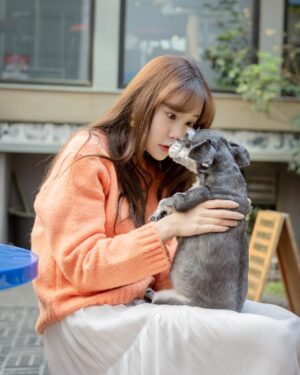 Seo Hwa-yi Instagram - ⠀⠀⠀⠀⠀⠀⠀⠀⠀⠀⠀⠀⠀ 
💌2005년 〰️2023년 6월 26일 18:57분 서애기 천사됨👼🏻

이별은 너무 슬퍼요
애기야 구름다리 조심히 잘 건넜지?
하늘도 슬픈지 비가 많이 오네
18년동안 언니 10대부터 함께한 내동생 고맙고 미안하고 사랑해!💛
언니 기쁠때도 슬플때도 변함없이 함께해준 너
하고 싶은 말이 진짜 많은데 
눈물이 안멈추네
낼부턴 정말 울지 말아야지
좋은곳 갔을테니까 
담에도 내 동생으로 꼭 태어나줘

마지막 가는 모습까지 너무너무 예쁜 우리 애기
구름다리 조심히 잘 건너서 우리 꼭 나중에 보자!
언니가 사랑해 내동생💛