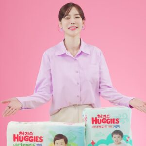 Seo Hwa-yi Instagram - ⠀⠀⠀⠀⠀⠀⠀⠀⠀⠀⠀⠀⠀⠀⠀⠀⠀ 
💜안녕하세요 #하기스 신입사원 골드맘 서화이입니다!

어제 드디어 제사랑 #하기스 데뷔 방송을 최고매출에 
아직까지 네이버 키즈 1등으로 마무리 했어요💜👶🏻 꺄

#국민기저귀 7년연속 1등기저귀 ! #기저귀는하기스 죠👍🏻

하기스에 영업을 당한 제가 어제 신입사원으로 
영업을 성공적으로 마쳐서 #영업왕 👑이 되었습니다!

저희 👶🏻골드는 실제로 13개월에 10kg 5단계 너무 잘 쓰고 있어요!💜
실제 하기스를 쓰고 있는 육아맘으로써 소통 많이 많이 할게요:) !

첫 라이브한다고 홍보해준 우리 @theluvstagram  너모너모 고맙뀨!!🐝
그외에 응원해 주고 구매까지 해준 내칭구들, 
지인분들 모든하둥맘들 너무 진심으로 고마워요!! 🙏🏻(감동 💦)

🌿앞으로 저의  #하기스신입사원골드맘 
성장과정 많이 지켜봐주세요! #충성 

제가 하기스 영업사원 과장이 되는 그날까지~~ 달려달려~~ 💖

📸사진은 영상맛집사진맛집 @unitoa_live 원본무슨일이죠?

📸With @huggieskorea @huggies_maxdrylab @huggies_korea @huggies_babywipes.official @huggieskorea @greenfinger.official