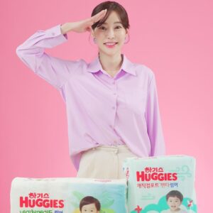 Seo Hwa-yi Instagram - ⠀⠀⠀⠀⠀⠀⠀⠀⠀⠀⠀⠀⠀⠀⠀⠀⠀ 
💜안녕하세요 #하기스 신입사원 골드맘 서화이입니다!

어제 드디어 제사랑 #하기스 데뷔 방송을 최고매출에 
아직까지 네이버 키즈 1등으로 마무리 했어요💜👶🏻 꺄

#국민기저귀 7년연속 1등기저귀 ! #기저귀는하기스 죠👍🏻

하기스에 영업을 당한 제가 어제 신입사원으로 
영업을 성공적으로 마쳐서 #영업왕 👑이 되었습니다!

저희 👶🏻골드는 실제로 13개월에 10kg 5단계 너무 잘 쓰고 있어요!💜
실제 하기스를 쓰고 있는 육아맘으로써 소통 많이 많이 할게요:) !

첫 라이브한다고 홍보해준 우리 @theluvstagram  너모너모 고맙뀨!!🐝
그외에 응원해 주고 구매까지 해준 내칭구들, 
지인분들 모든하둥맘들 너무 진심으로 고마워요!! 🙏🏻(감동 💦)

🌿앞으로 저의  #하기스신입사원골드맘 
성장과정 많이 지켜봐주세요! #충성 

제가 하기스 영업사원 과장이 되는 그날까지~~ 달려달려~~ 💖

📸사진은 영상맛집사진맛집 @unitoa_live 원본무슨일이죠?

📸With @huggieskorea @huggies_maxdrylab @huggies_korea @huggies_babywipes.official @huggieskorea @greenfinger.official
