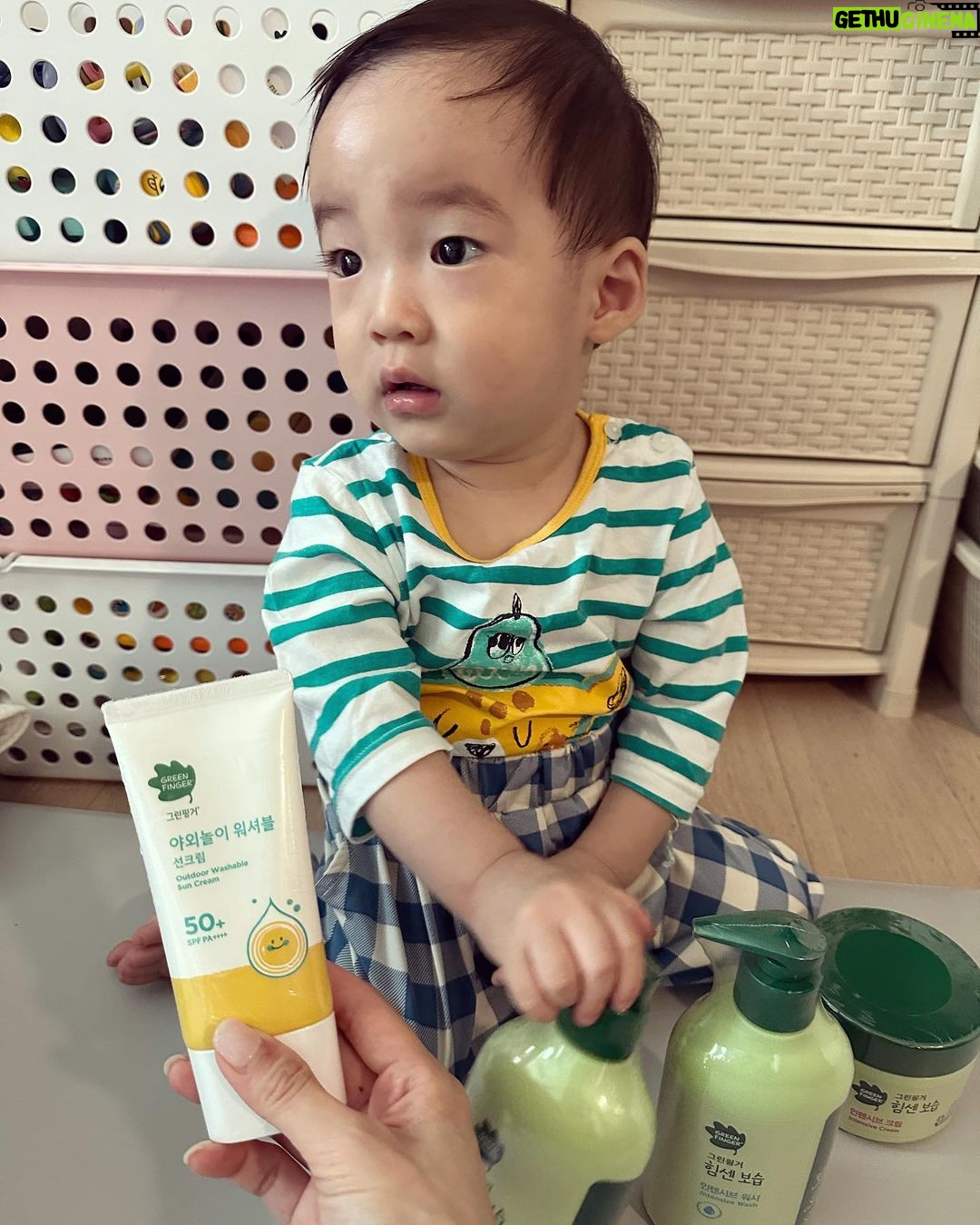 Seo Hwa-yi Instagram - ⠀⠀⠀⠀⠀⠀⠀⠀⠀⠀⠀⠀⠀⠀⠀⠀ ⭐️내일 오전 11시!⭐️👶🏻 #하기스 에 영업당한 제가 하기스 #영업왕 이 되기 위해서 방송합니다!! 실제로 저희 골드는 하기스 #네이처메이드썸머 🌿랑 #맥스드라이 5단계 쓰고 있어요! #국민기저귀 7년연속 #1등 믿고 들어오세요! 거기에 #대한민국생산 👍🏻 찐으로 지금 잘 쓰고있는 육아동지이자, 하기스 영업사원으로써 도와주십쇼 엄마들🙏🏻 내일은 특히나 라이브중 15만원 이상 구매시 1만원 + 15000원 추가 + 스벅아메리카노 🥤 까지 받을수 있는 역대급 혜택이니 놓치지 마세요! +물티슈랑 물로지워지는 그린핑거 썬크림외에 로션도 쟁이쉐요💛 와 촉촉촥촥 너무 좋아서 놀래버림,,💛 #링크는프로필에있어요 💛 육아는 저믿고 따라오세요!!! 제가 내일 영업왕👑이 될 수 있게 홍보 많이 부탁드려요🙏🏻 골드야 엄마 영업왕되서 오깨 고마워 💛👶🏻⠀⠀⠀⠀⠀⠀⠀⠀⠀⠀⠀⠀⠀⠀⠀⠀ ⠀⠀⠀⠀⠀⠀⠀⠀⠀⠀⠀⠀⠀⠀⠀⠀ ⠀⠀⠀⠀⠀⠀⠀⠀⠀⠀⠀⠀⠀⠀⠀⠀