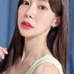 Seo Hwa-yi Instagram - ⠀⠀⠀⠀⠀⠀⠀⠀⠀⠀⠀⠀⠀⠀⠀⠀   히히 머리 긴사람이 붙임머리한 훅22👍🏻 틱톡에 완전 인기 많았던 #붙임머리후기 💛 출산 후 뭔가 처음으루 분위기전환 하고 싶어서 붙임머리 했어요!! 히히:) 고민 엄청 했는데 완전 대⭐️만⭐️족! 저는 머리 풀면 얼굴이 커보여서 방송때 거의 머리 묶고 하는데 , 진짜 말안하면 모를 정도루 자연스럽고 , 풍성해서 #여신머리 가능가능! 심지어 붙임머리하면 저런 땋기하면 어색한데 그냥 내 머리같이 스타일링도 가능 🥨 자고 일어나서 세수안해도 머리가 예쁘니까 다덜 화장한줄 알았다구,,, 여러분 머리가 이렇게 중요합니다!! 심지어 저 붙인거 보구 바로 예약해서 제 친한 동생은 바로 갔어요ㅋㅋ 여기 핑클시절부터 엊그제까지 #이효리 님두 다닌대서 갔는데, 사장님 고딩때부터 제가 다녔던 미용실이었음! ㅋㅋㅋ 심지어 #염색장인 이심,, 다들 머리색뭐냐구🙏🏻 붙임머리 하면 원래 불편하고 편두통왔었는데 ,🔥 머리도 진짜 하나도 안무겁고 예뻐서 저는 당분간 박제예정 ⭐️ 원장님 조만간 또 뵐게요! @zimohair ✅문의는 #홍대지모헤어 루 해주세요! #골드맘 보구 왔다하면 잘해주실거에요! 에센스도 주실거에요!!! ⠀⠀⠀⠀⠀⠀⠀⠀⠀⠀⠀⠀⠀⠀⠀⠀  ⠀⠀⠀⠀⠀⠀⠀⠀⠀⠀⠀⠀⠀⠀⠀⠀  ⠀⠀⠀⠀⠀⠀⠀⠀⠀⠀⠀⠀⠀⠀⠀⠀