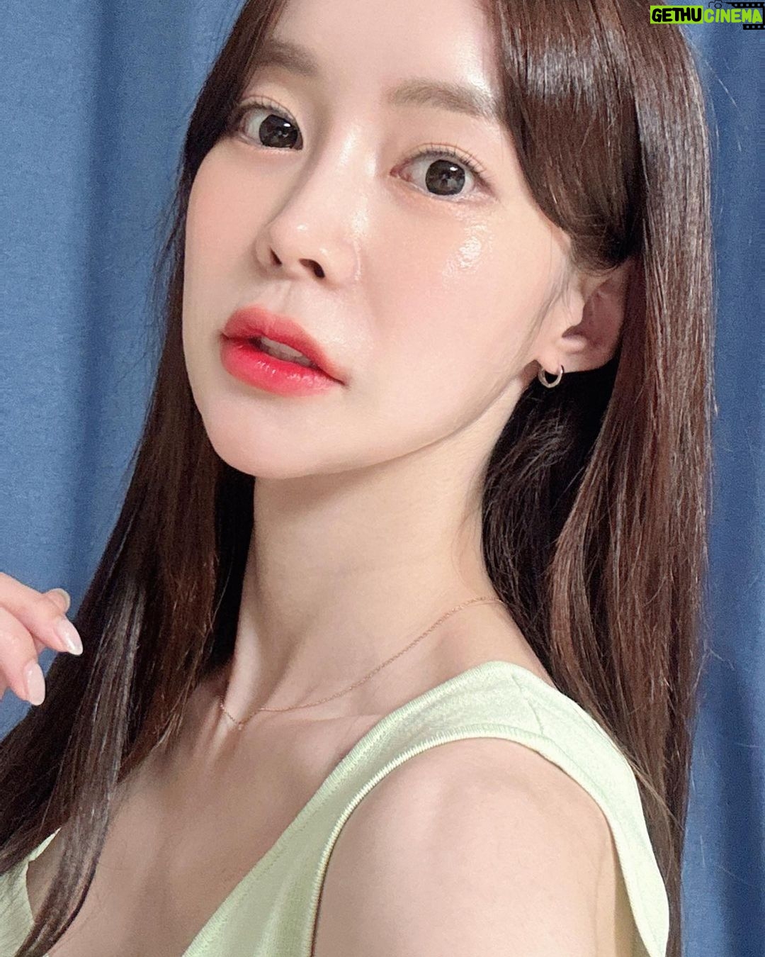 Seo Hwa-yi Instagram - ⠀⠀⠀⠀⠀⠀⠀⠀⠀⠀⠀⠀⠀⠀⠀⠀ 히히 머리 긴사람이 붙임머리한 훅22👍🏻 틱톡에 완전 인기 많았던 #붙임머리후기 💛 출산 후 뭔가 처음으루 분위기전환 하고 싶어서 붙임머리 했어요!! 히히:) 고민 엄청 했는데 완전 대⭐️만⭐️족! 저는 머리 풀면 얼굴이 커보여서 방송때 거의 머리 묶고 하는데 , 진짜 말안하면 모를 정도루 자연스럽고 , 풍성해서 #여신머리 가능가능! 심지어 붙임머리하면 저런 땋기하면 어색한데 그냥 내 머리같이 스타일링도 가능 🥨 자고 일어나서 세수안해도 머리가 예쁘니까 다덜 화장한줄 알았다구,,, 여러분 머리가 이렇게 중요합니다!! 심지어 저 붙인거 보구 바로 예약해서 제 친한 동생은 바로 갔어요ㅋㅋ 여기 핑클시절부터 엊그제까지 #이효리 님두 다닌대서 갔는데, 사장님 고딩때부터 제가 다녔던 미용실이었음! ㅋㅋㅋ 심지어 #염색장인 이심,, 다들 머리색뭐냐구🙏🏻 붙임머리 하면 원래 불편하고 편두통왔었는데 ,🔥 머리도 진짜 하나도 안무겁고 예뻐서 저는 당분간 박제예정 ⭐️ 원장님 조만간 또 뵐게요! @zimohair ✅문의는 #홍대지모헤어 루 해주세요! #골드맘 보구 왔다하면 잘해주실거에요! 에센스도 주실거에요!!! ⠀⠀⠀⠀⠀⠀⠀⠀⠀⠀⠀⠀⠀⠀⠀⠀ ⠀⠀⠀⠀⠀⠀⠀⠀⠀⠀⠀⠀⠀⠀⠀⠀ ⠀⠀⠀⠀⠀⠀⠀⠀⠀⠀⠀⠀⠀⠀⠀⠀