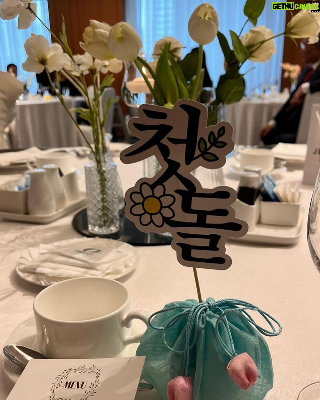 Seo Hwa-yi Instagram - 감기때메 뒤죽박죽 올린 사진들 📸 우당탕탕 돌잔치 💛 태어난지가 엊그제 같은데 오늘 벌써 골드가 태어난지 1년째 되는 날이라뇨🎂 둘다 감기였지만 구래도 잘 끝냈다!!! 와준 틴구들 !!!! 진짜 찐짜로 고마워🙏🏻 너네 없었으면 증말 허전했을거야!! ㅠㅠ 이외에 메세지💌 선물 🎁보내주신 분들도 다 정말 잊지 않을게요!! 앞으로도 쭉 잘 지내보자 💛 아들👶🏻 #판사봉잡았어요 잘키워볼게요👨⚖️ 나도 벌써 #돌끝맘 👉🏻👈🏻 삼성 오크우드호텔