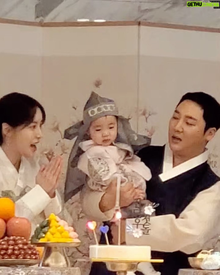 Seo Hwa-yi Instagram - 감기때메 뒤죽박죽 올린 사진들 📸 우당탕탕 돌잔치 💛 태어난지가 엊그제 같은데 오늘 벌써 골드가 태어난지 1년째 되는 날이라뇨🎂 둘다 감기였지만 구래도 잘 끝냈다!!! 와준 틴구들 !!!! 진짜 찐짜로 고마워🙏🏻 너네 없었으면 증말 허전했을거야!! ㅠㅠ 이외에 메세지💌 선물 🎁보내주신 분들도 다 정말 잊지 않을게요!! 앞으로도 쭉 잘 지내보자 💛 아들👶🏻 #판사봉잡았어요 잘키워볼게요👨⚖️ 나도 벌써 #돌끝맘 👉🏻👈🏻 삼성 오크우드호텔