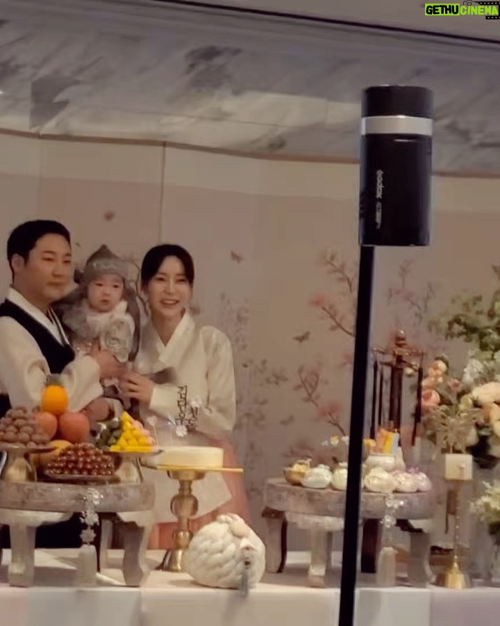 Seo Hwa-yi Instagram - 감기때메 뒤죽박죽 올린 사진들 📸 우당탕탕 돌잔치 💛 태어난지가 엊그제 같은데 오늘 벌써 골드가 태어난지 1년째 되는 날이라뇨🎂 둘다 감기였지만 구래도 잘 끝냈다!!! 와준 틴구들 !!!! 진짜 찐짜로 고마워🙏🏻 너네 없었으면 증말 허전했을거야!! ㅠㅠ 이외에 메세지💌 선물 🎁보내주신 분들도 다 정말 잊지 않을게요!! 앞으로도 쭉 잘 지내보자 💛 아들👶🏻 #판사봉잡았어요 잘키워볼게요👨⚖️ 나도 벌써 #돌끝맘 👉🏻👈🏻 삼성 오크우드호텔