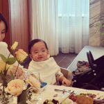 Seo Hwa-yi Instagram - 감기때메 뒤죽박죽 올린 사진들 📸 우당탕탕 돌잔치 💛 태어난지가 엊그제 같은데 오늘 벌써 골드가 태어난지 1년째 되는 날이라뇨🎂 둘다 감기였지만 구래도 잘 끝냈다!!! 와준 틴구들 !!!! 진짜 찐짜로 고마워🙏🏻 너네 없었으면 증말 허전했을거야!! ㅠㅠ 이외에 메세지💌 선물 🎁보내주신 분들도 다 정말 잊지 않을게요!! 앞으로도 쭉 잘 지내보자 💛 아들👶🏻 #판사봉잡았어요 잘키워볼게요👨‍⚖️ 나도 벌써 #돌끝맘 👉🏻👈🏻 삼성 오크우드호텔