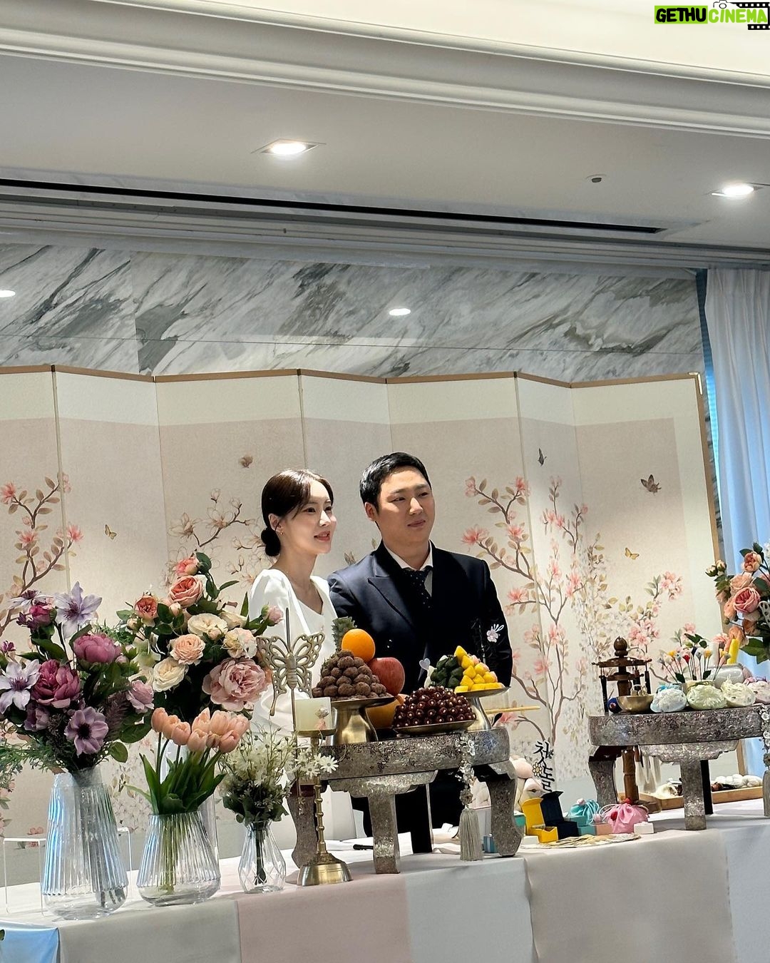 Seo Hwa-yi Instagram - 감기때메 뒤죽박죽 올린 사진들 📸 우당탕탕 돌잔치 💛 태어난지가 엊그제 같은데 오늘 벌써 골드가 태어난지 1년째 되는 날이라뇨🎂 둘다 감기였지만 구래도 잘 끝냈다!!! 와준 틴구들 !!!! 진짜 찐짜로 고마워🙏🏻 너네 없었으면 증말 허전했을거야!! ㅠㅠ 이외에 메세지💌 선물 🎁보내주신 분들도 다 정말 잊지 않을게요!! 앞으로도 쭉 잘 지내보자 💛 아들👶🏻 #판사봉잡았어요 잘키워볼게요👨⚖️ 나도 벌써 #돌끝맘 👉🏻👈🏻 삼성 오크우드호텔