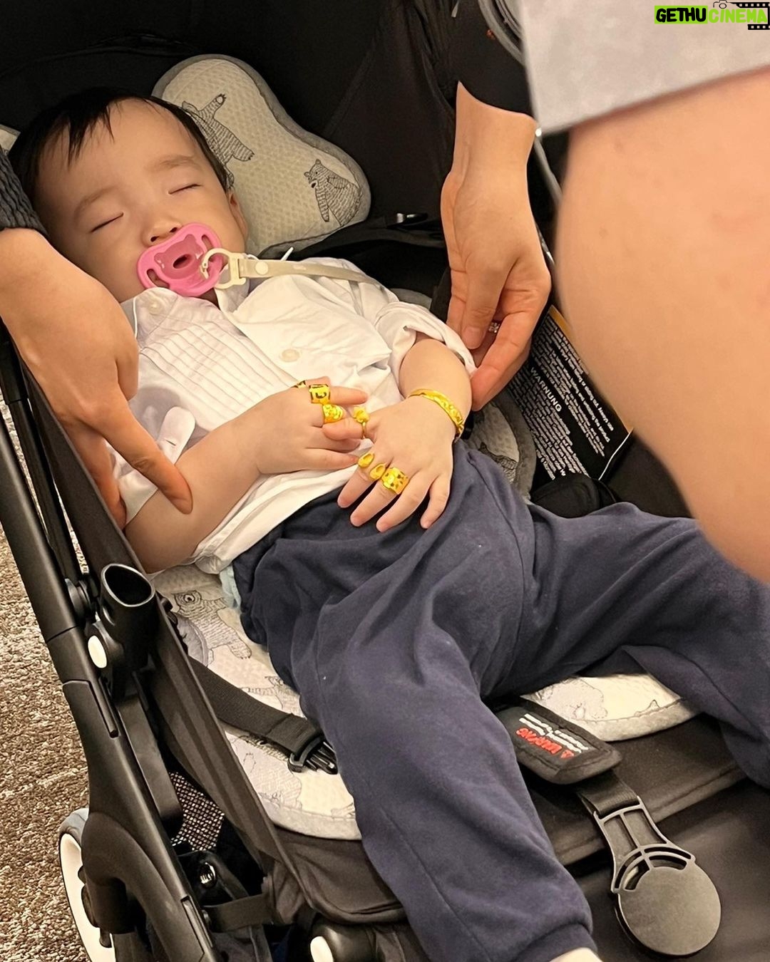 Seo Hwa-yi Instagram - 감기때메 뒤죽박죽 올린 사진들 📸 우당탕탕 돌잔치 💛 태어난지가 엊그제 같은데 오늘 벌써 골드가 태어난지 1년째 되는 날이라뇨🎂 둘다 감기였지만 구래도 잘 끝냈다!!! 와준 틴구들 !!!! 진짜 찐짜로 고마워🙏🏻 너네 없었으면 증말 허전했을거야!! ㅠㅠ 이외에 메세지💌 선물 🎁보내주신 분들도 다 정말 잊지 않을게요!! 앞으로도 쭉 잘 지내보자 💛 아들👶🏻 #판사봉잡았어요 잘키워볼게요👨⚖️ 나도 벌써 #돌끝맘 👉🏻👈🏻 삼성 오크우드호텔