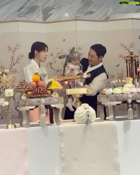 Seo Hwa-yi Instagram - 감기때메 뒤죽박죽 올린 사진들 📸 우당탕탕 돌잔치 💛 태어난지가 엊그제 같은데 오늘 벌써 골드가 태어난지 1년째 되는 날이라뇨🎂 둘다 감기였지만 구래도 잘 끝냈다!!! 와준 틴구들 !!!! 진짜 찐짜로 고마워🙏🏻 너네 없었으면 증말 허전했을거야!! ㅠㅠ 이외에 메세지💌 선물 🎁보내주신 분들도 다 정말 잊지 않을게요!! 앞으로도 쭉 잘 지내보자 💛 아들👶🏻 #판사봉잡았어요 잘키워볼게요👨⚖️ 나도 벌써 #돌끝맘 👉🏻👈🏻 삼성 오크우드호텔