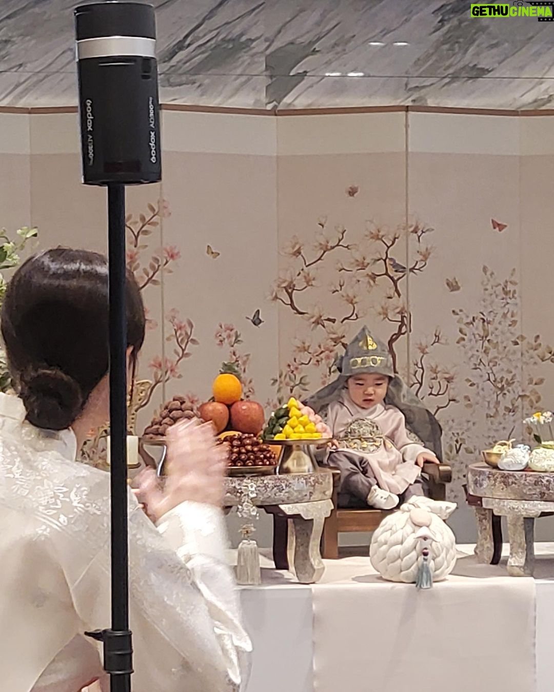 Seo Hwa-yi Instagram - 감기때메 뒤죽박죽 올린 사진들 📸 우당탕탕 돌잔치 💛 태어난지가 엊그제 같은데 오늘 벌써 골드가 태어난지 1년째 되는 날이라뇨🎂 둘다 감기였지만 구래도 잘 끝냈다!!! 와준 틴구들 !!!! 진짜 찐짜로 고마워🙏🏻 너네 없었으면 증말 허전했을거야!! ㅠㅠ 이외에 메세지💌 선물 🎁보내주신 분들도 다 정말 잊지 않을게요!! 앞으로도 쭉 잘 지내보자 💛 아들👶🏻 #판사봉잡았어요 잘키워볼게요👨⚖️ 나도 벌써 #돌끝맘 👉🏻👈🏻 삼성 오크우드호텔