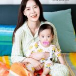 Seo Hwa-yi Instagram - ⠀⠀⠀⠀⠀⠀⠀⠀⠀⠀⠀⠀⠀⠀⠀⠀⠀ 잠시후 6시! #더글로리 속 소파 기억나시나요?? #오리고 방송을 시작합니다! 지난달부터 제가 꼭 방송 해줬으면 한다구 하셔서 👉🏻👈🏻 색감이 너무너무 예뻐서 저희집 침대 위에서 골드랑 찍어 봤어요👶🏻🍼 어때요? 소재도 아기, 임산부부터 쓸 수 있는 천연소재에 우선 색감에 디자인에 너무너무 반하실거에요! 자신있습니다!! (나두 살거양,,,💛) #방송에진심인편 시키지 않아도 제품이 좋고 예쁘면 막 찍고 싶잖아요!! 잠시후 6시에 뵈요🙏🏻 ⠀⠀⠀⠀⠀⠀⠀⠀⠀⠀⠀⠀⠀⠀⠀⠀⠀ ⠀⠀⠀⠀⠀⠀⠀⠀⠀⠀⠀⠀⠀⠀⠀⠀⠀ ⠀⠀⠀⠀⠀⠀⠀⠀⠀⠀⠀⠀⠀⠀⠀⠀⠀ 오리고 사는 당신 ! 그래도 보는 눈은 있어? ㅋㅋㅋ