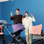 Seo Hwa-yi Instagram - 💜Bugaboo Experience Day 💜 📸오랜만에 올리는 방송영상! 처음 섭외가 들어왔을때 실제로 우리 아가 골드가 2대나 보유하고 있는 부가부 방송을 하게 되서 정말 기뻤구 , (골드야 고마워!)👶🏻 평소에 좋아하던 잼형 선배님과 첫 방송이어서 더 영광이었습니다 🙏🏻 거기에 PD님까지 꿀조합 🍯 스케일까지 어마어마 했쥬? ✨ 세상에 뛰어다니면서 자유롭게 방송했어요! ㅎㅎ 성공💜 서남매 첫 방송 성공적!! 광고, 홍보, 할인 하지 않아도 없어서 못사는 #부가부폭스5 ⭐️ 함께 할 수 있어서 영광이었습니다🙏🏻 정말 제 진심이 느껴지셨쥬? 엄마로 찐후기를 들려드릴수 있어서 행복했어요! 😁 곧 또 만나요! 믿고 맡겨주신 부가부코리아 관계자님들 @bugabookorea ✨ 함께하구 처음 케미인데 너무 잘맞는 잼형오라버니 @colossus188 ✨ 그리고 PD님 @0ssung0 ✨ 모든 스텝분들까지 감사합니다 🙏🏻 새로워진 부가부폭스5 유투브에도 올렸으니 #많관부 부탁드려요!