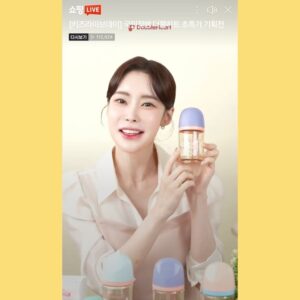 Seo Hwa-yi Instagram - 국민젖병 #더블하트 💛 
더블하트 New 3세대 공식 본사방송 두번째🍼
👶🏻실제 엄마라 자신있는 육아방송 

앞으로 더블하트와도 함께하게 되었어요!!🙏🏻
이번 라이브는 11만명이 넘는 분들이 함께 해주셨어요!

✅더블하트는 제게 특별해요!
산후조리원에서부터 우리 아기가 태어나자 마자 요 젖병으로 키우고 있고 지금역시 너무너무 잘 쓰고 있거든요🍼+10개가 넘는 쪽쪽이 까지 👌
실제로 쓰고 있는 육아템을 방송해서 더 햄볶!! 제 진심 느껴 지시죠??
거기에 국민젖병 1등 더블하트라니💛

이번에 New3세대는 디자인뿐만 아니라 #모유실감 이라해서 엄마 가슴같은 마쉬멜로우 같은 젖꼭지, 래치온라인수유가이드, 더 넓어진입구로 분유타기 쉬워지는 등 12년만에 완전 업그레이드 되었어요!! 👍🏻

역시나 대박! 
저를 믿어주시고 맡겨주신 더블하트 관계자님들 진심으로 감사합니다 🙏🏻

앞으로 쭉 💛 더블하트 💛에서도 뵐게요!
(골드야 고마워💛)

@doubleheart.korea