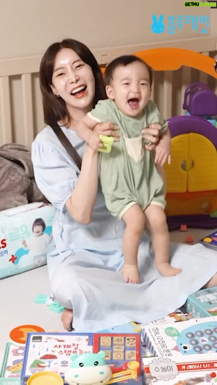 Seo Hwa-yi Instagram - ⠀⠀⠀⠀⠀⠀⠀⠀⠀⠀⠀⠀⠀⠀⠀⠀ 🐰블루래빗 New #캥거루스쿨 💛 제가 방송하고 있는 유아동 1등 브랜드 🐰블루래빗에서 드디어 신상이 나왔어오 👏👏👏(소리질러🦘) 저는 방송을 하게되기 전부터 #블루래빗 으로 울 골드 키우고 있는데요, #시작러닝스타트 부터 #오감발달 다 #내돈내산 했는데 후회 없답니다!! 그래서 더 찐으로 추천해 드릴 수 있을 것 같아요! ✅블루래빗하면 이미 꼬꼬맘 부터해서 국민 육아템으로 워낙 유명하잖아요! 처음에 우리 👶🏻아기를 낳았을 때 저도 엄마가 처음이다보니 어떻게 놀아줘야할지, 📚학습 시켜줘야할지 모를 때 블루래빗이 정답! 단순히 공부해!! 이게 아니고 자연스러운 놀이학습을 통해 배우니까 골드가 너무너무 좋아해요! 이번 캥거루스쿨🦘은 그동안 저처럼 블루래빗을 잘 써오신 분들은 너무 만족하실거구, 한글/창의/수학 다양하게 체계적으로 구성되어 있으니까 대만족⭐️ 골드도 처음엔 나몰랑~~ 갸우뚱하다가 아이들의 1달은 1년과 같다잖아요 하루가 다르게 잘 가지고 놀고 학습해요 히히🐰 골드야 사랑해💛예쁘게만 커죠💛 Thank youuu @bluerabbit_official_korea 🐰 내일 오전 10:30블루래빗 캥거루스쿨🦘자세하게 보여드릴테니까 놀러오세요 엄마덜💛👶🏻