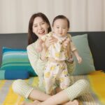 Seo Hwa-yi Instagram - ⠀⠀⠀⠀⠀⠀⠀⠀⠀⠀⠀⠀⠀⠀⠀⠀⠀ 잠시후 6시! #더글로리 속 소파 기억나시나요?? #오리고 방송을 시작합니다! 지난달부터 제가 꼭 방송 해줬으면 한다구 하셔서 👉🏻👈🏻 색감이 너무너무 예뻐서 저희집 침대 위에서 골드랑 찍어 봤어요👶🏻🍼 어때요? 소재도 아기, 임산부부터 쓸 수 있는 천연소재에 우선 색감에 디자인에 너무너무 반하실거에요! 자신있습니다!! (나두 살거양,,,💛) #방송에진심인편 시키지 않아도 제품이 좋고 예쁘면 막 찍고 싶잖아요!! 잠시후 6시에 뵈요🙏🏻 ⠀⠀⠀⠀⠀⠀⠀⠀⠀⠀⠀⠀⠀⠀⠀⠀⠀ ⠀⠀⠀⠀⠀⠀⠀⠀⠀⠀⠀⠀⠀⠀⠀⠀⠀ ⠀⠀⠀⠀⠀⠀⠀⠀⠀⠀⠀⠀⠀⠀⠀⠀⠀ 오리고 사는 당신 ! 그래도 보는 눈은 있어? ㅋㅋㅋ