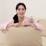 Seo Hwa-yi Instagram - ⠀⠀⠀⠀⠀⠀⠀⠀⠀⠀⠀⠀⠀⠀⠀⠀   이불맛집 아르페지오베이직과 두번째 ✌🏻만남 💛 실제로 지난 방송때 저희 엄마는 너무 잘 쓰고 있는 브랜드! 포근포근 폭닥폭닥 갬성갬성 꿀잠 예쁜색감 다해요!! 입혀주신 파자마도 찰떡💕 너무너무 행복한 시간이었어요! 출산하구나서 리빙 제품을 많이 하게 되었는데요, 주부가 되고 나니까 이런것두 넘 좋아요💛✨ ✅내일 저녁 7시는 제가 너무 사랑하는 275년의 역사를 지닌 명품 플레이트 🍸 #빌레로이앤보흐 와 함께 합니다! 너무나 유명한 보스톤 라인의 고블렛잔부터 디자인나이프 ,아우든 시리즈까지 !!✨ 빌보의 모든것✨🍸을 보여드릴게요 💛 너무 설레서 못자겠다!! 🥹⠀⠀⠀⠀⠀⠀⠀⠀⠀⠀⠀⠀⠀⠀⠀⠀  ⠀⠀⠀⠀⠀⠀⠀⠀⠀⠀⠀⠀⠀⠀⠀⠀
