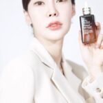 Seo Hwa-yi Instagram - ⠀⠀⠀⠀⠀⠀⠀⠀⠀⠀⠀⠀⠀⠀⠀⠀   화요뷰티에 드디어 #에스티로더 가 왔습니다!! 🫶🏻 제가 20대때부터 쓴 갈색병 💛 너무 애정하는 브랜드라 사전영상도 어제 새벽에 열심히 새롭게 준비해 봤어요! 🫶🏻 #숏폼크리에이터 의 장점 🔥 방송 하나 하나에 진심이에요 🌹 더이상 해외직구✈️ 어렵게 비싸게 하지 마세요! 화요뷰티에서 쉽게!! 60% 할인된 가격으로 에스티로더를 만나보세요! 💛 잠시후 10시 !! ✨ ⠀⠀⠀⠀⠀⠀⠀⠀⠀⠀⠀⠀⠀⠀⠀⠀  ⠀⠀⠀⠀⠀⠀⠀⠀⠀⠀⠀⠀⠀⠀⠀⠀