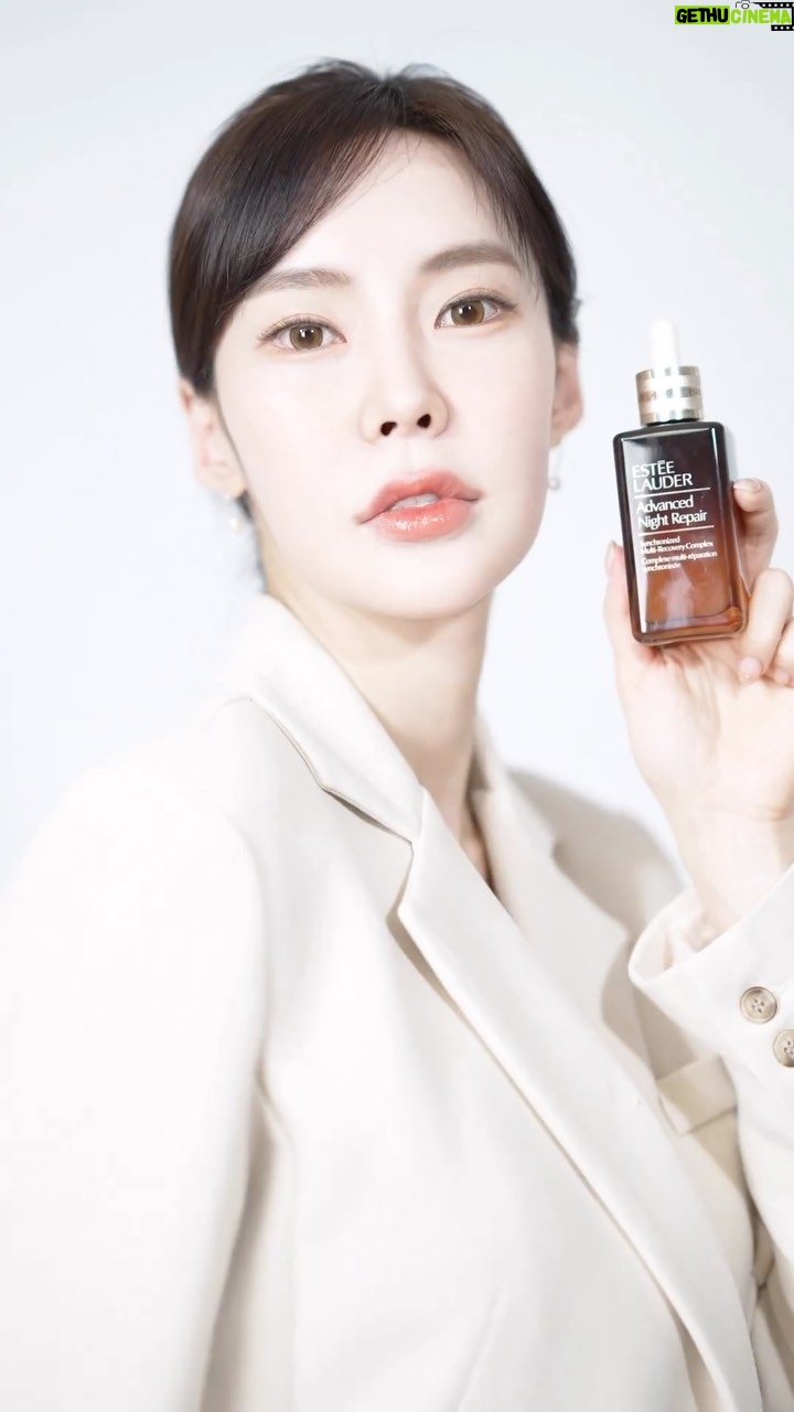 Seo Hwa-yi Instagram - ⠀⠀⠀⠀⠀⠀⠀⠀⠀⠀⠀⠀⠀⠀⠀⠀ 화요뷰티에 드디어 #에스티로더 가 왔습니다!! 🫶🏻 제가 20대때부터 쓴 갈색병 💛 너무 애정하는 브랜드라 사전영상도 어제 새벽에 열심히 새롭게 준비해 봤어요! 🫶🏻 #숏폼크리에이터 의 장점 🔥 방송 하나 하나에 진심이에요 🌹 더이상 해외직구✈️ 어렵게 비싸게 하지 마세요! 화요뷰티에서 쉽게!! 60% 할인된 가격으로 에스티로더를 만나보세요! 💛 잠시후 10시 !! ✨ ⠀⠀⠀⠀⠀⠀⠀⠀⠀⠀⠀⠀⠀⠀⠀⠀ ⠀⠀⠀⠀⠀⠀⠀⠀⠀⠀⠀⠀⠀⠀⠀⠀