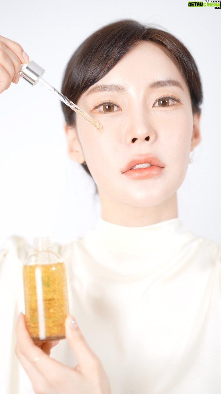 Seo Hwa-yi Instagram - ⠀⠀⠀⠀⠀⠀⠀⠀⠀⠀⠀⠀⠀⠀⠀⠀ 오늘 화요뷰티는 앰플엔과 함께했습니다 💛 24K골드 앰플이 3만원대?? 실화?? 여기서 끝이 아니라 1+1에 크림 본품 용량까지 ! 요 혜택은 오늘까지래요! 달려가세요✨ 진짜 요즘 이걸로 피부 반짝반짝!! 육퇴하구 집에서 후다닥 #셀프헤메 하구 찍다보니 재미있어서 찍어본 영상 💛 좋은 제품은 절 행복하게 해요! 방송 하나하나에 진심입니다! #뷰티는화요뷰티 담주에도 만나요🙏🏻 저는 #개성주악 🍩사구 돈까스도 먹을거에요! 맛점하세요👍🏻 ⠀⠀⠀⠀⠀⠀⠀⠀⠀⠀⠀⠀⠀⠀⠀⠀ ⠀⠀⠀⠀⠀⠀⠀⠀⠀⠀⠀⠀⠀⠀⠀⠀