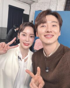Seo Hwa-yi Instagram - 💜Bugaboo Experience Day 💜 📸오랜만에 올리는 방송영상! 처음 섭외가 들어왔을때 실제로 우리 아가 골드가 2대나 보유하고 있는 부가부 방송을 하게 되서 정말 기뻤구 , (골드야 고마워!)👶🏻 평소에 좋아하던 잼형 선배님과 첫 방송이어서 더 영광이었습니다 🙏🏻 거기에 PD님까지 꿀조합 🍯 스케일까지 어마어마 했쥬? ✨ 세상에 뛰어다니면서 자유롭게 방송했어요! ㅎㅎ 성공💜 서남매 첫 방송 성공적!! 광고, 홍보, 할인 하지 않아도 없어서 못사는 #부가부폭스5 ⭐️ 함께 할 수 있어서 영광이었습니다🙏🏻 정말 제 진심이 느껴지셨쥬? 엄마로 찐후기를 들려드릴수 있어서 행복했어요! 😁 곧 또 만나요! 믿고 맡겨주신 부가부코리아 관계자님들 @bugabookorea ✨ 함께하구 처음 케미인데 너무 잘맞는 잼형오라버니 @colossus188 ✨ 그리고 PD님 @0ssung0 ✨ 모든 스텝분들까지 감사합니다 🙏🏻 새로워진 부가부폭스5 유투브에도 올렸으니 #많관부 부탁드려요!