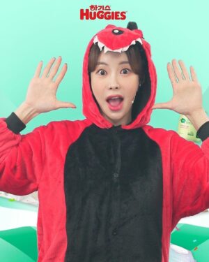 Seo Hwa-yi Instagram - 🦖
💛하기스 새해 첫 라이브!!!💛
매출 1등 키즈 1등 !!! 
거기에 검색어 1등까지 했습니다 헤헤🫣
❌품절된 사이즈까지 속출해서 난리난리 🫶🏻
#시작이좋아요 🙏🏻

사실 일주일 전부터 심한 감기몸살때문에🥲
목소리도 안나와서 약으로 겨우 버텼는데,
첫 라이브 잘 마쳐서 너무 행복해요💛
거기에 결과까지 너무 좋아서!!
제 진심이 통한 것 같아서요!!!
#저도구매했어요 🫶🏻

공룡🦖 컨셉은 제가 준비해간건데 할까말까
고민하다가 언제나 컨셉쟁이인 저를 찰떡같이 
받아주시는 피디님덕에 💛 성공!!!
윷놀이 너무 재밌었어요!!👍🏻

올해도 항상 긴장의 끈 놓치지 않고
매번 진심으로 방송 하나 하나 준비하겠습니다!!
그리고 무엇보다 보는 사람도 재미있는 방송 !!! 
충성!!🫡

이번에 느낀건데요,
건강이 최곱니다! 건강관리 잘하세요🙏🏻