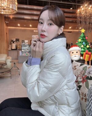 Seo Hwa-yi Instagram - 🫶🏻
진짜 오랜만에 피드라니⭐️
요즘 방송이 많다보니 워킹맘이라 세수도 
겨우하고다니는 🤣🥲😟
그래서 한달에 한번씩은 시간내서 유라인!

제 스토리 보시는 분들이 가장 많이 하는 질문이
 ✅저렇게 많이 먹는데 왜 살이 안쪄요??
유라인하고나서 얼굴은 날씬해진 💛
(뱃살숨겨🐷)

이제 곧 크리스마스에요!
뭐하실건가요??

#유라인클리닉 #원데이리프팅 #리프팅관리 #컷주사 #크리스마스