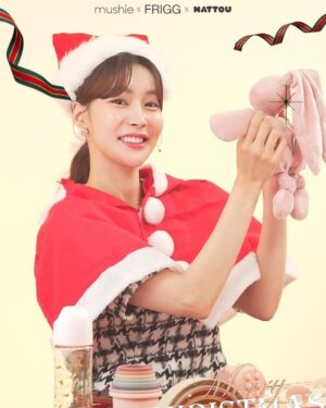 Seo Hwa-yi Instagram - 🎅

이제야 크리스마스를 올리는 이유는 
이제 육퇴를 했기 때문입니다🫣
하루는 왜 24시간 일까요??

후딱 지나가버린 #크리스마스 🎄
크리스마스컨셉 방송 많이 했는데
다 올리지도 못하고 늦은 🥲

🫶🏻매 순간 감사하고 행복하게 지내고 있어요!!
늦었지만 #메리크리스마스 입니다🎅?

전 그럼 또 낼 방송 공부를 총총
낼 방송 끝나고 강원도로 떠날거에요 🫣

🎅