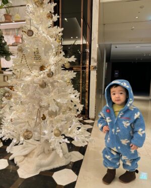 Seo Hwa-yi Instagram - 🎅

이제야 크리스마스를 올리는 이유는 
이제 육퇴를 했기 때문입니다🫣
하루는 왜 24시간 일까요??

후딱 지나가버린 #크리스마스 🎄
크리스마스컨셉 방송 많이 했는데
다 올리지도 못하고 늦은 🥲

🫶🏻매 순간 감사하고 행복하게 지내고 있어요!!
늦었지만 #메리크리스마스 입니다🎅?

전 그럼 또 낼 방송 공부를 총총
낼 방송 끝나고 강원도로 떠날거에요 🫣

🎅