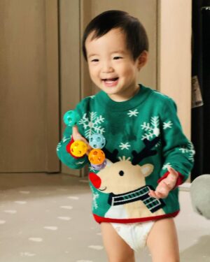 Seo Hwa-yi Instagram - 🎅

이제야 크리스마스를 올리는 이유는 
이제 육퇴를 했기 때문입니다🫣
하루는 왜 24시간 일까요??

후딱 지나가버린 #크리스마스 🎄
크리스마스컨셉 방송 많이 했는데
다 올리지도 못하고 늦은 🥲

🫶🏻매 순간 감사하고 행복하게 지내고 있어요!!
늦었지만 #메리크리스마스 입니다🎅?

전 그럼 또 낼 방송 공부를 총총
낼 방송 끝나고 강원도로 떠날거에요 🫣

🎅