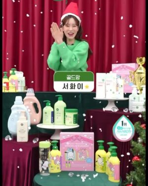 Seo Hwa-yi Instagram - ✅영유아 스킨케어 1등 !! 

그린핑거와 맘큐와 함께한 라이브💚
맘큐에서 그린핑거로 처음 인사드렸는데요,
회를 거듭할수록 결과도 좋아서 햄볶았던😁
올해 마지막 라이브는 역대급 매출🫣

실제로 저도 쓰고 골드도 쓰고 있는데👼🏻
지금같이 보습이 필요한 시즌에 딱!!!

그리고 #판테딘 모르는사람 없게 해주세요!!!!🫶🏻
가려움개선 기능성 인증을 받은 제품이라 그런지
예민하고 근질근질한데에 바르면 싹💛 

항상 믿고 맡겨주셔서 감사합니다💚
인간 그린핑거라구 해주시능 피디님두요💚

요즘 너무 정신없어서 3번방송 한번에 올리깅🎄