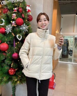 Seo Hwa-yi Instagram - 🫶🏻
진짜 오랜만에 피드라니⭐️
요즘 방송이 많다보니 워킹맘이라 세수도 
겨우하고다니는 🤣🥲😟
그래서 한달에 한번씩은 시간내서 유라인!

제 스토리 보시는 분들이 가장 많이 하는 질문이
 ✅저렇게 많이 먹는데 왜 살이 안쪄요??
유라인하고나서 얼굴은 날씬해진 💛
(뱃살숨겨🐷)

이제 곧 크리스마스에요!
뭐하실건가요??

#유라인클리닉 #원데이리프팅 #리프팅관리 #컷주사 #크리스마스