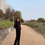 Seo Hwa-yi Instagram – 오랜만에 일상 사진 💛
바빠서 로션도 겨우 바르고 다니는 요즘 !🙃
지인이 추천해줘서 유라인클리닉 다녀왔어요!
거울보면 얼굴이 땅으로 꺼지는 기분 💦
진짜 피부도 민감한 편인데 가장 좋았던건!
금방 끝나서! 애기 얼집보내고 가도 커피마실정도로 
시간이 남아서 ☕️행복했던!
거의 방송이 있어서 혹시 몰라서 셀프관리 위주로만 하는편인데 
이제 주기적으로 다니려구요💚나도 소중하니까!!!

주말 잘 보내세요 🍃 오늘도 #육아팅 🙏🏻

#유라인클리닉 #원데이리프팅 #리프팅 #리프팅관리 #청담클리닉 #유라인